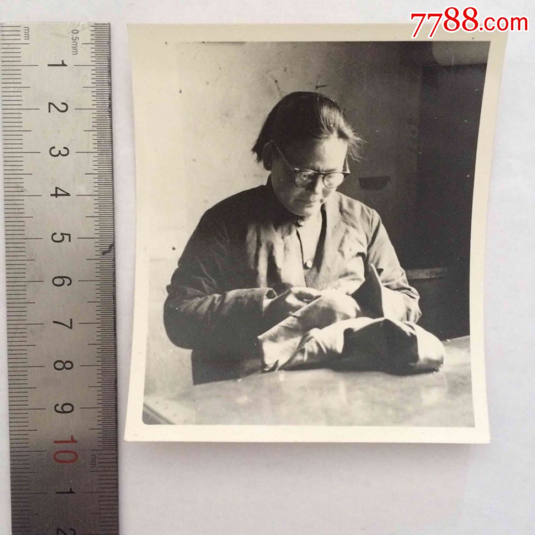 母亲缝补衣服-老照片-7788收藏