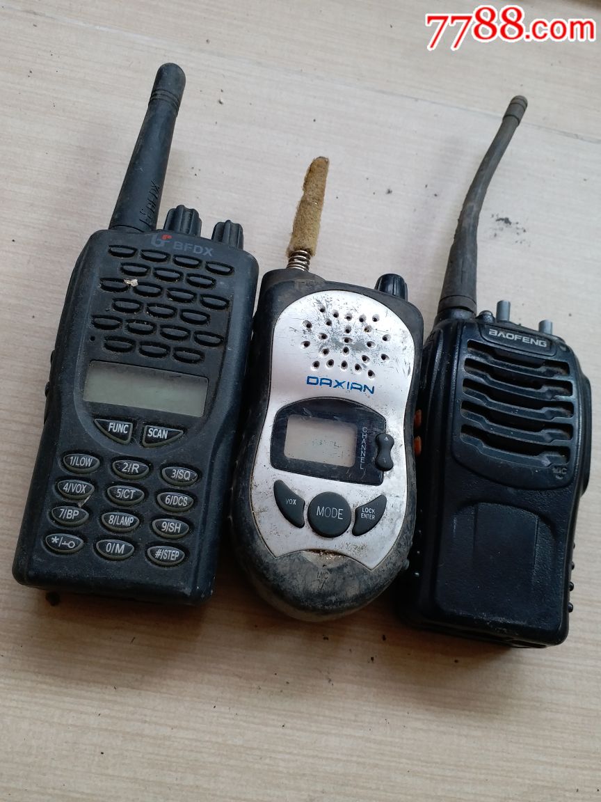 老对讲机无电功能不详就当配件机卖一起