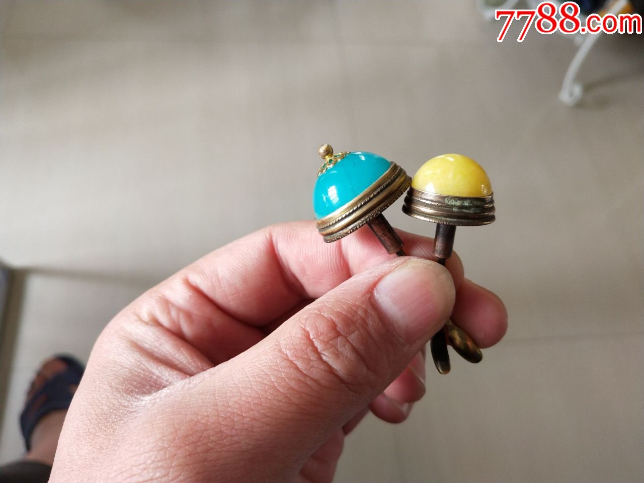 老鼻烟壶盖子2个,喜欢的来,需要配件的来.鼻烟壶没有了,只有2个盖子