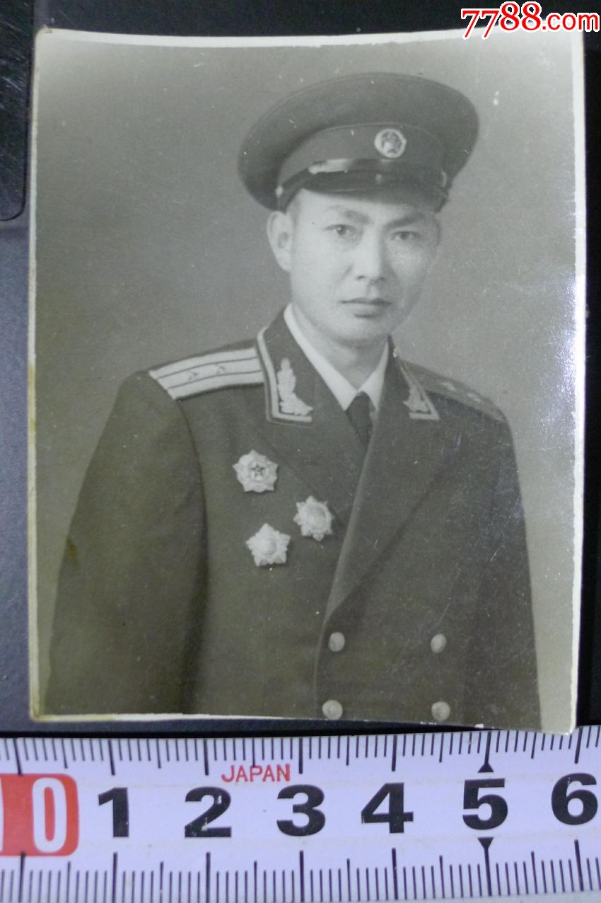堆满勋章的军人,身穿55式校官礼服.5.9*7.4违约重拍