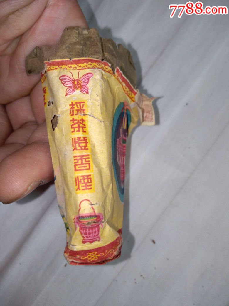 地方国营龙岩烟厂制造的"采茶灯"牌香烟立体烟标