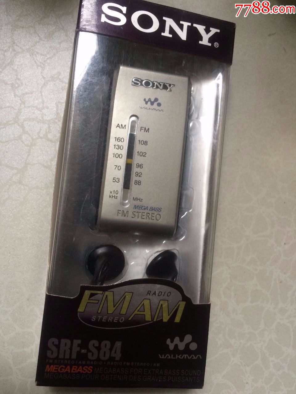 一台带包装的sony/索尼srf-s84袖珍式便携式收音机
