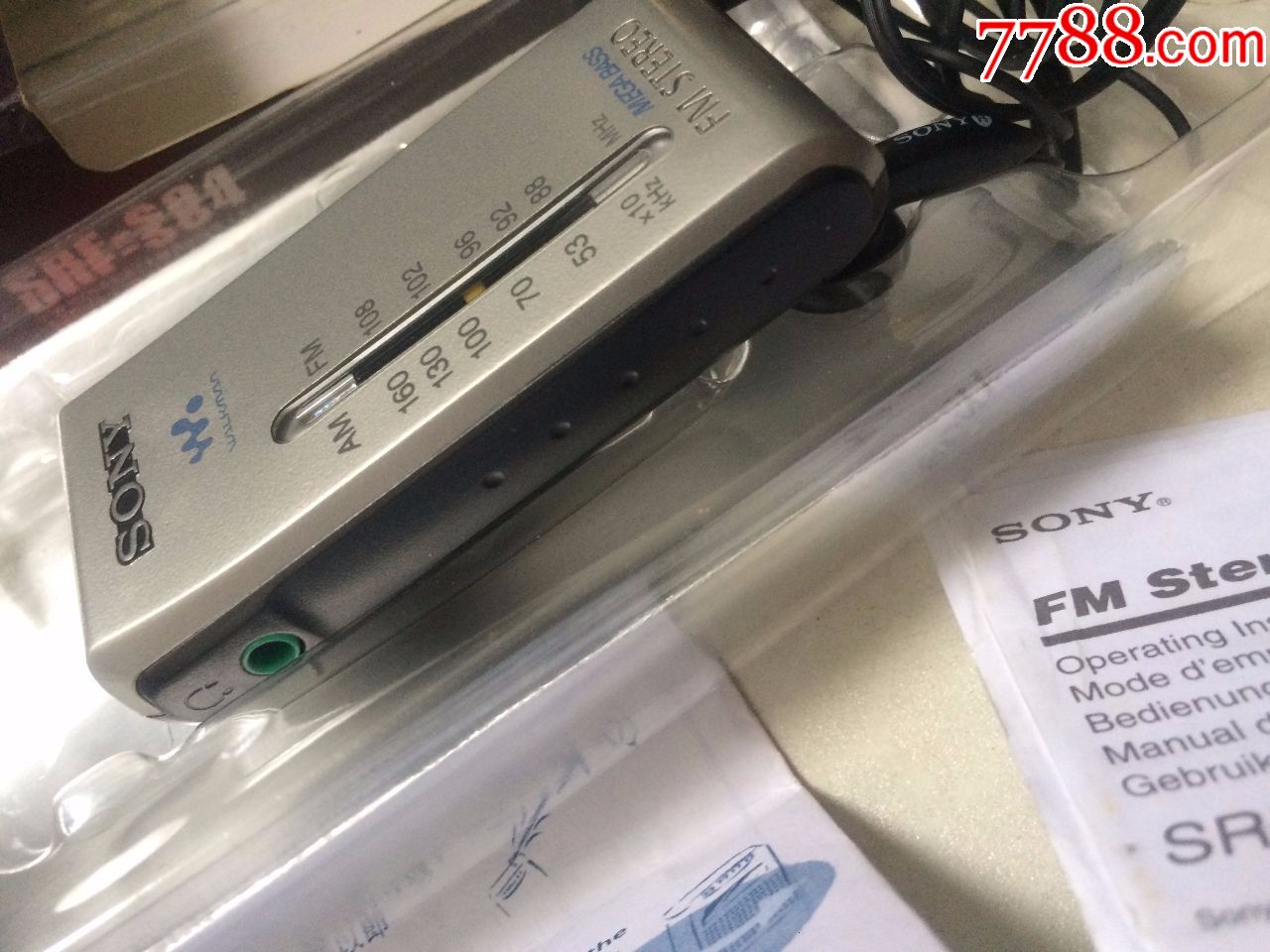 一台带包装的sony/索尼srf-s84袖珍式便携式收音机