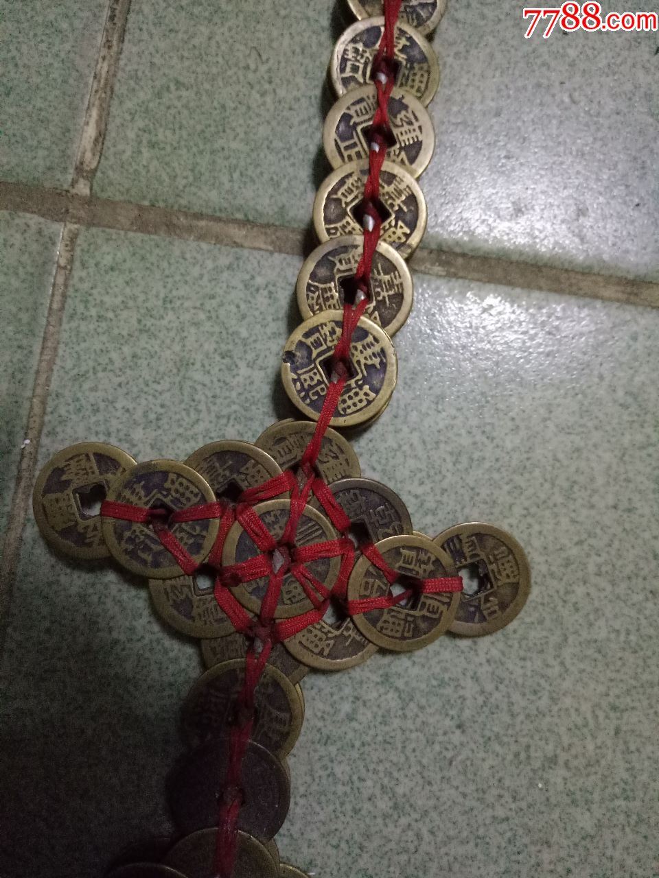 大钱编的一把辟邪剑,中间一个铁丝好像是固定的,上下两层铜钱,喜欢就