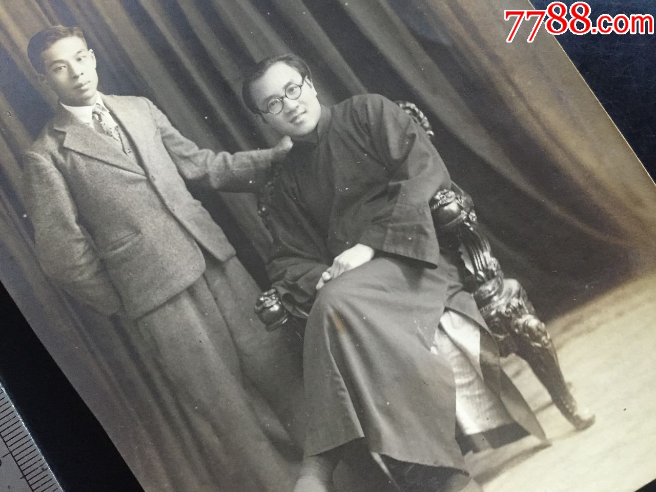 民国老照片:戴眼镜穿着长袍的帅哥穿西装的帅哥合影边沿剪过