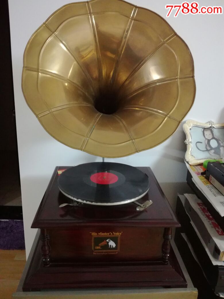 手摇老式唱机
