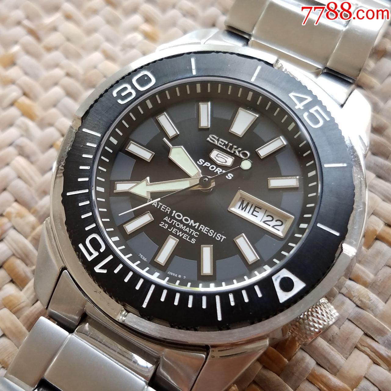 日本精工自动机械男表【nh36机芯】【透明蓝字底盖】【夜光凶猛】