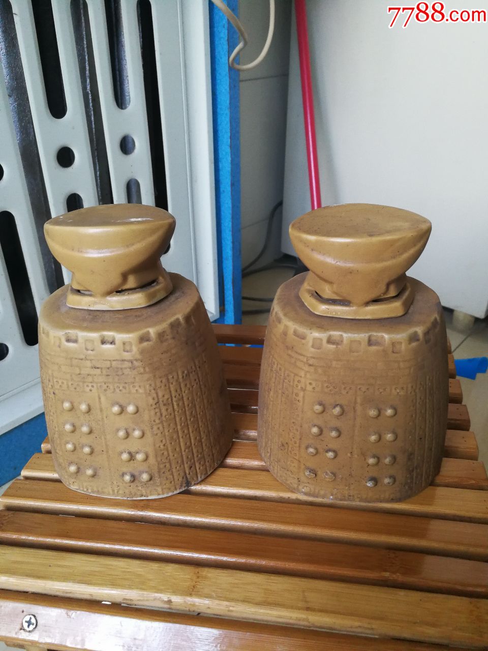 黄釉编钟型酒瓶一对a41