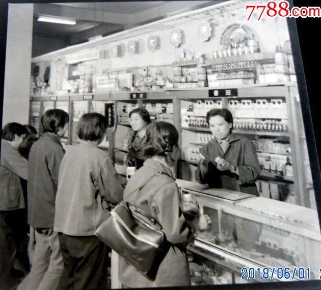 百货大楼化妆品柜台