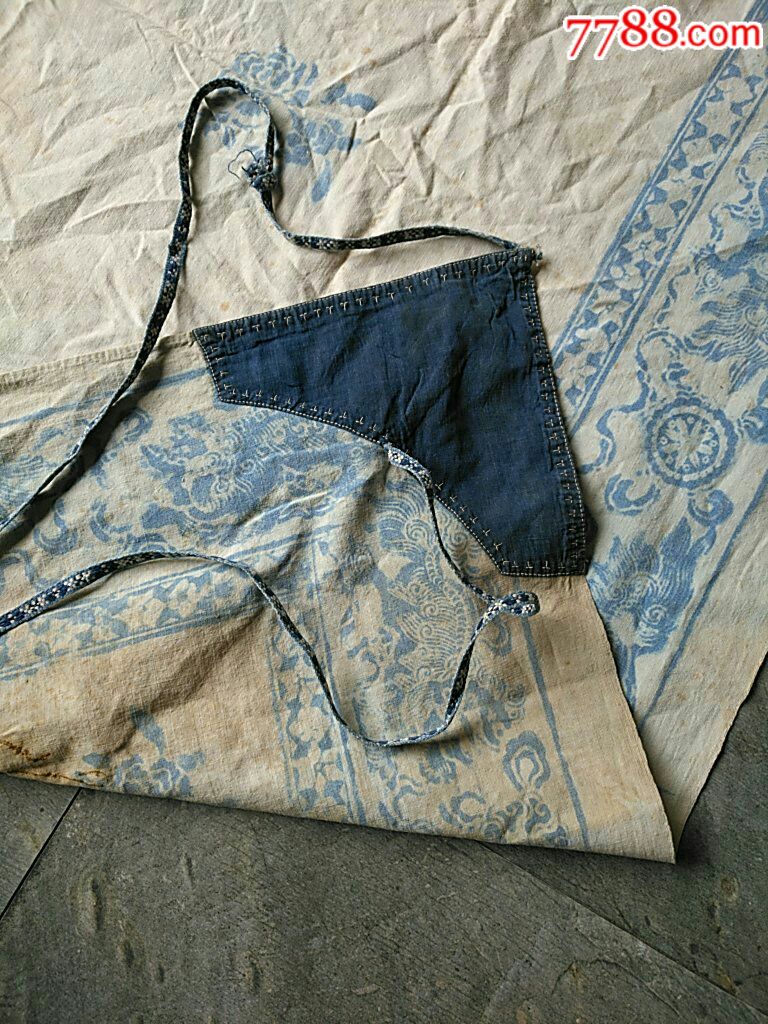 "双龙戏珠"蓝印花布包袱