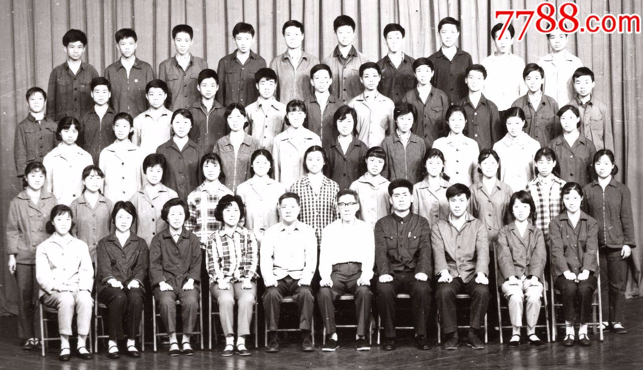 70年代美女学生毕业老照片1张(尺寸约13*15厘米)