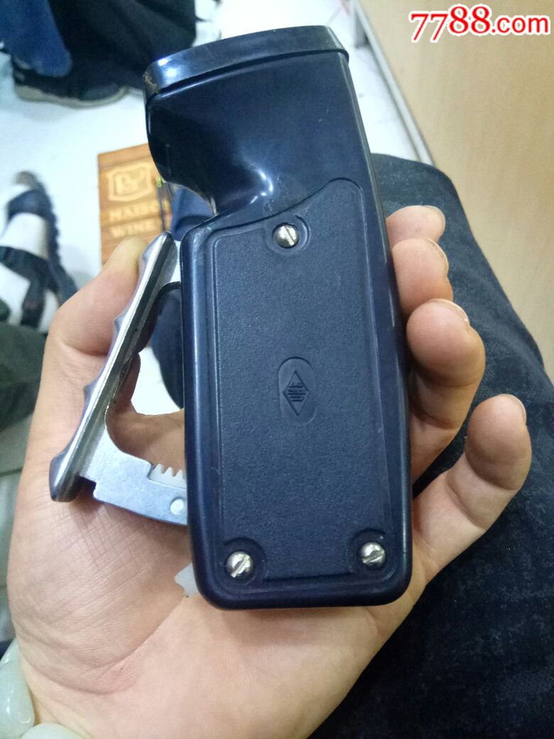 老式手动发电手电筒一个