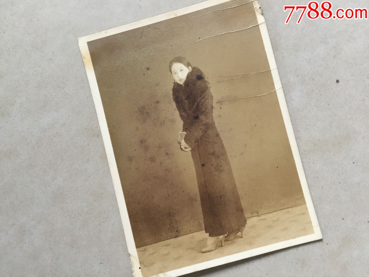 民国老照片;一个穿长大衣的高跟的美女