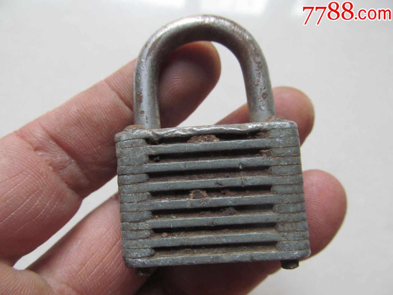 钻石牌老铁锁做工特殊没有钥匙产地不详