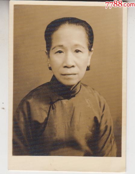 穿斜襟中装的老妇