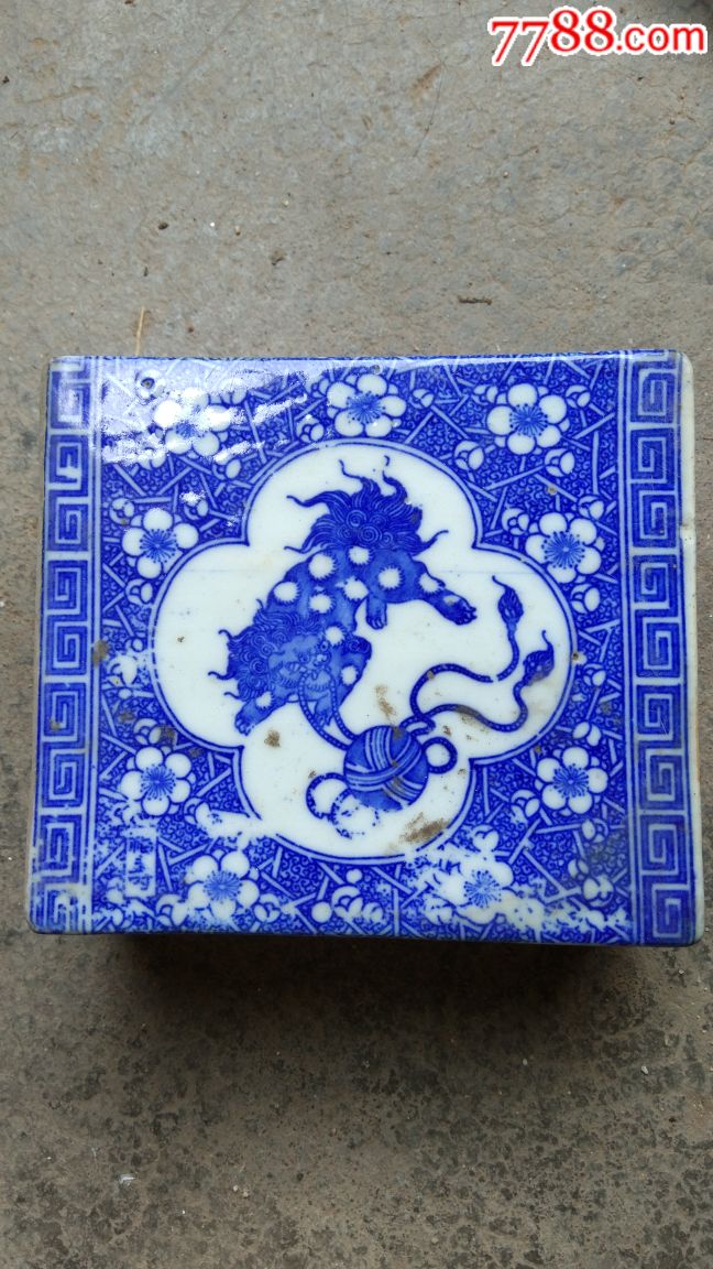 青花狮子戏球脉枕