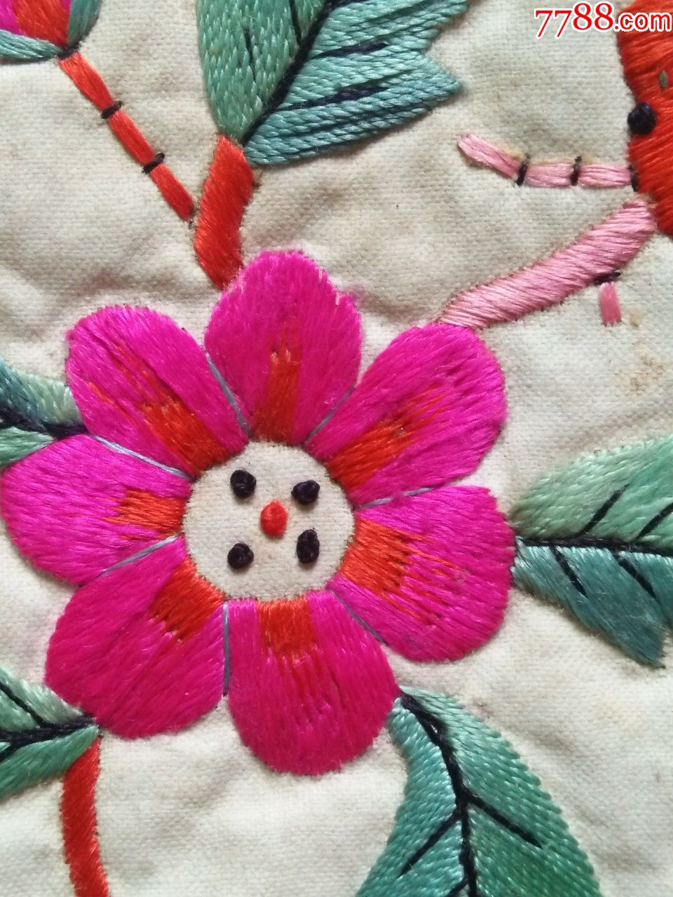 针脚细腻,绣工精美的蜜蜂花卉图案老绣片(纯手工绣制)