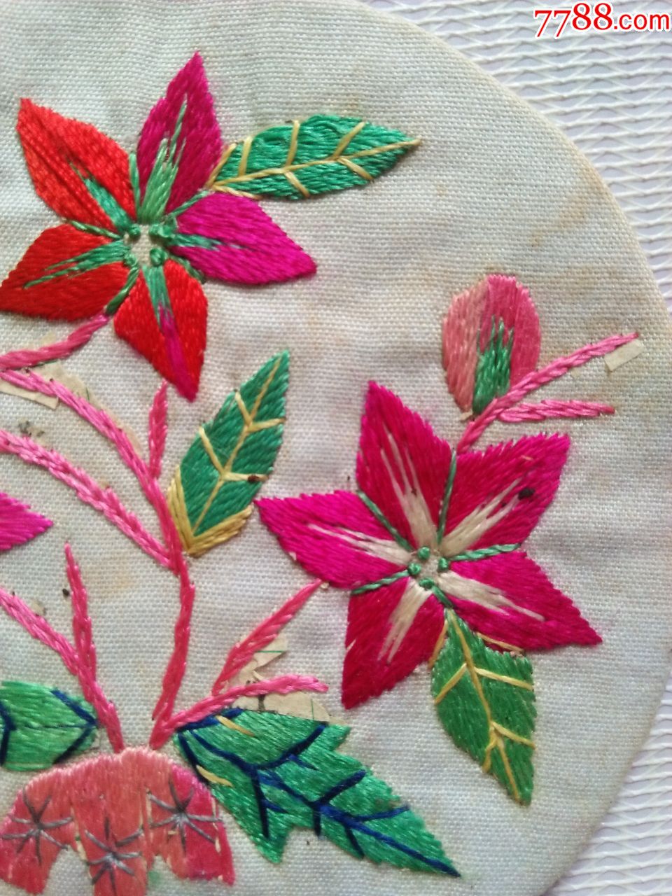 绣工精美的花卉图案老绣片(纯手工绣制)