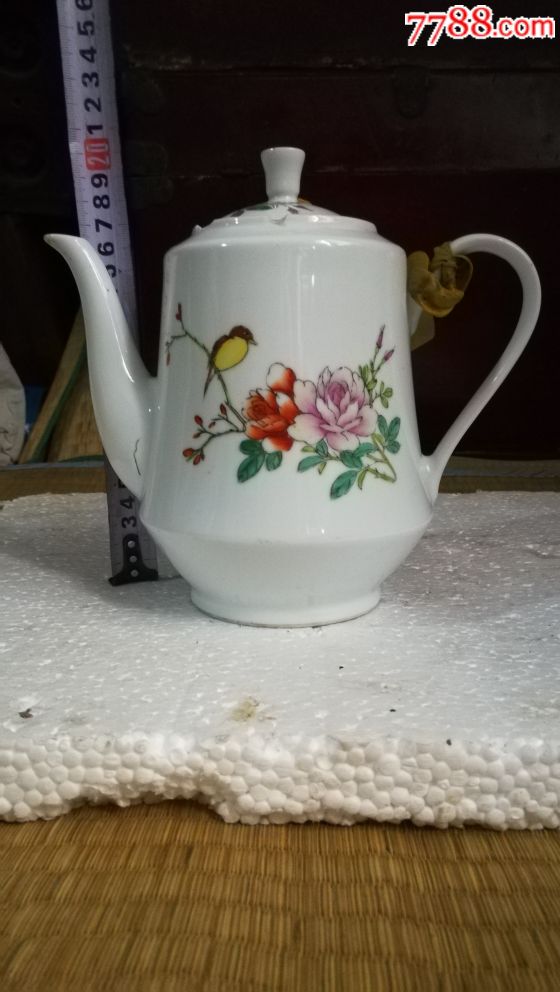 文革时期,景德镇瓷厂出品粉彩手绘花鸟执壶!品相如图!