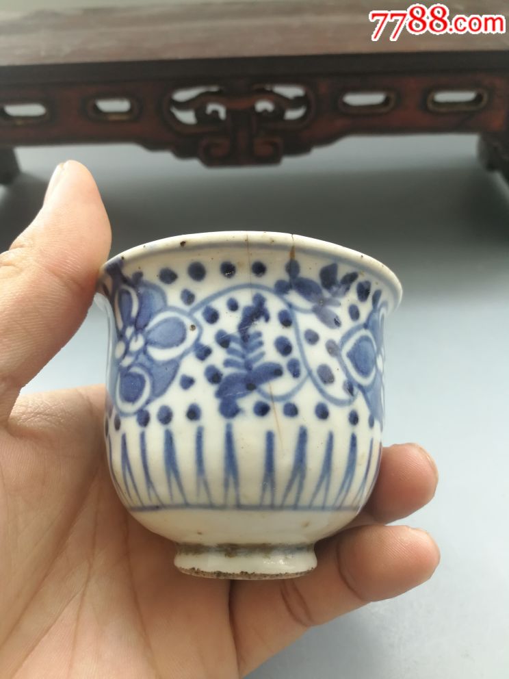 乾隆青花皮球花压手杯