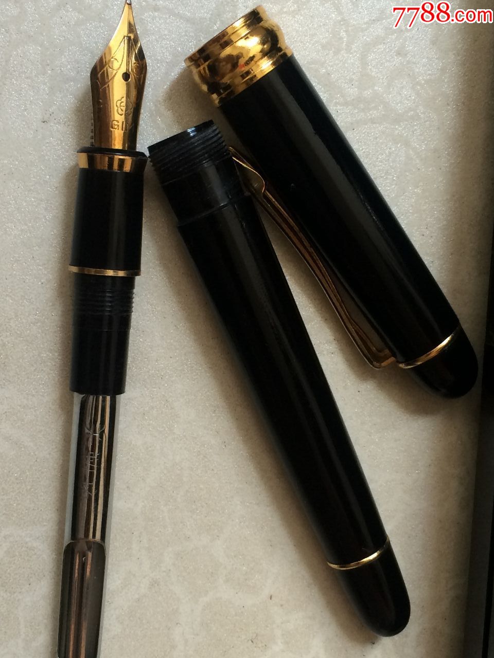 一支带盒关勒铭钢笔