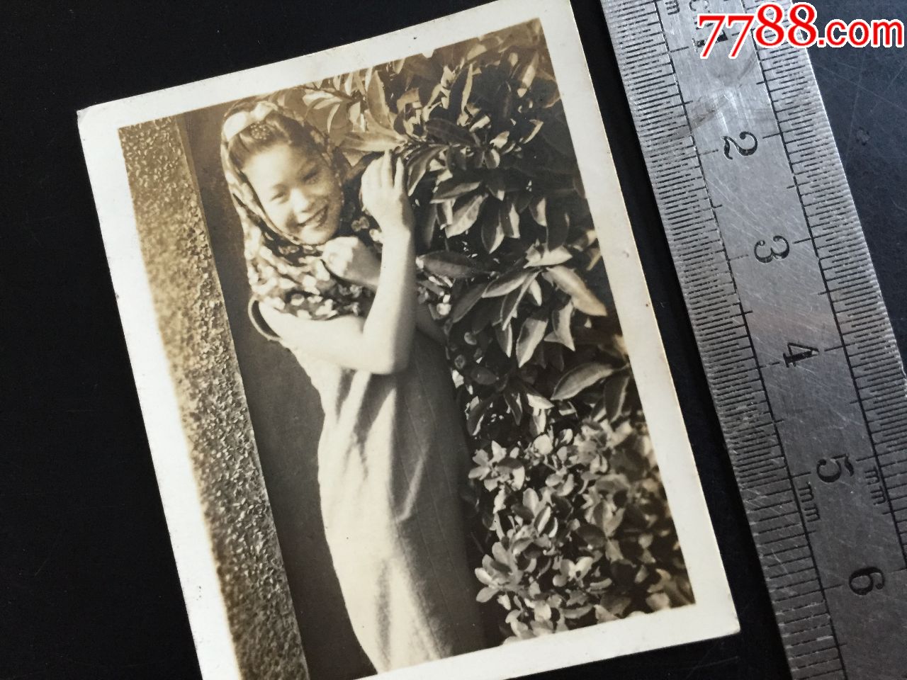 民国老照片;抱着头巾的微笑旗袍美女_价格60元_第3张
