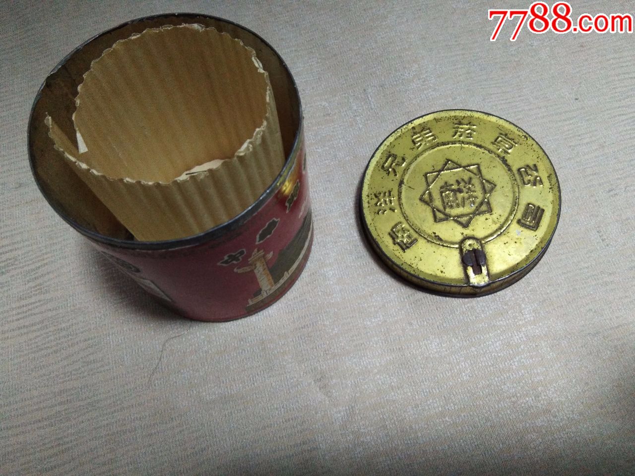 上海卷烟厂出品中华牌五十支装圆筒铁烟盒,盖上有字:南洋兄弟烟草公司