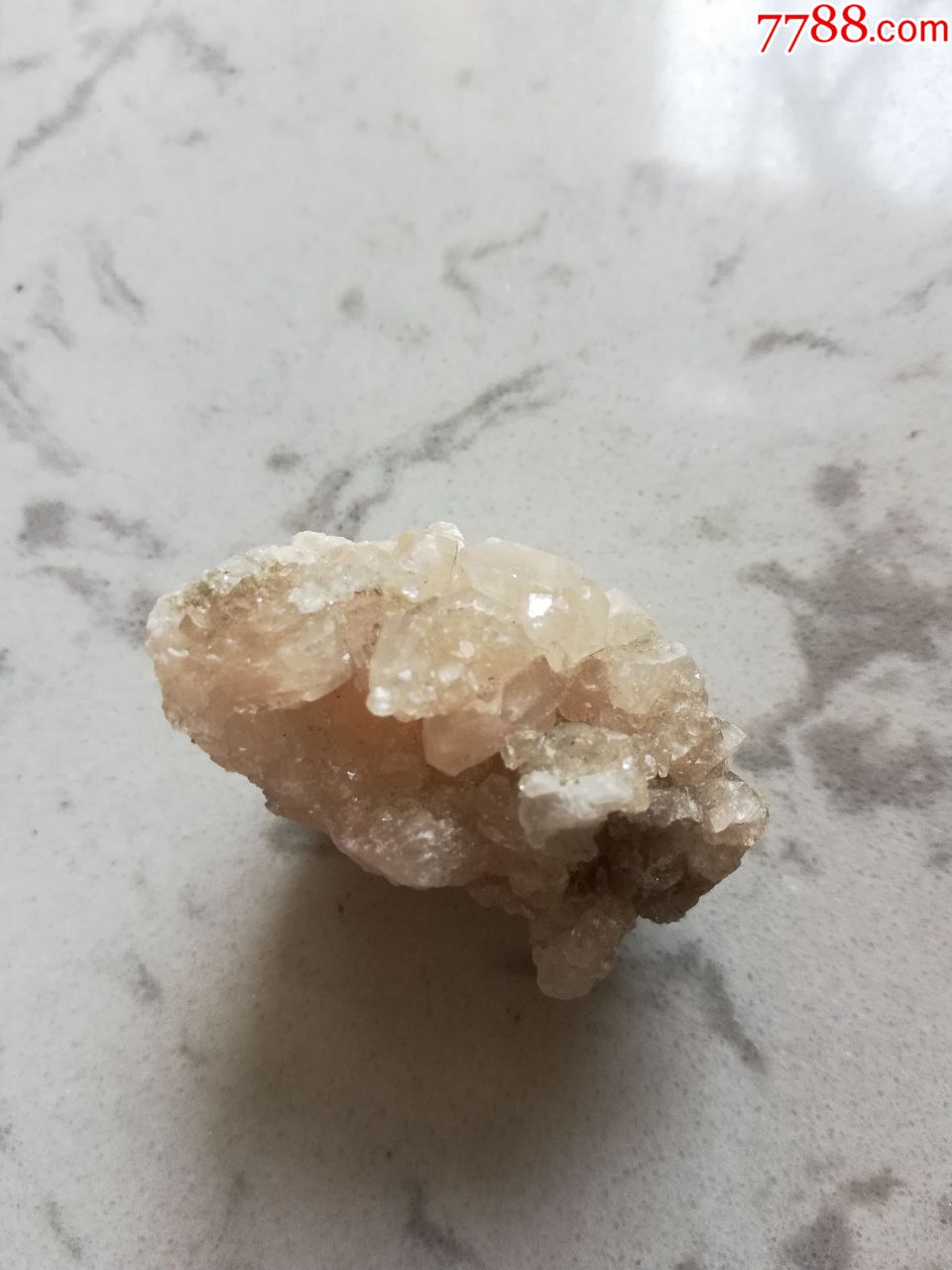 石英伴生的粉色鱼眼石晶簇