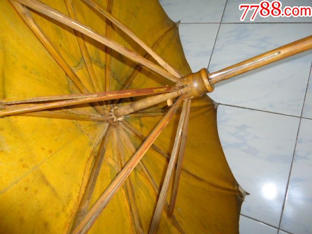 老式黄油布雨伞图片