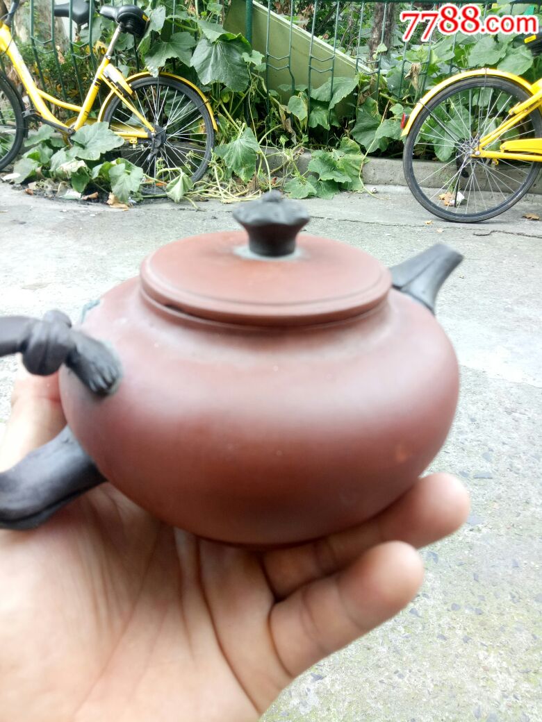 "余顺仙制",彩塑紫砂壶,盖有磕,其他完好