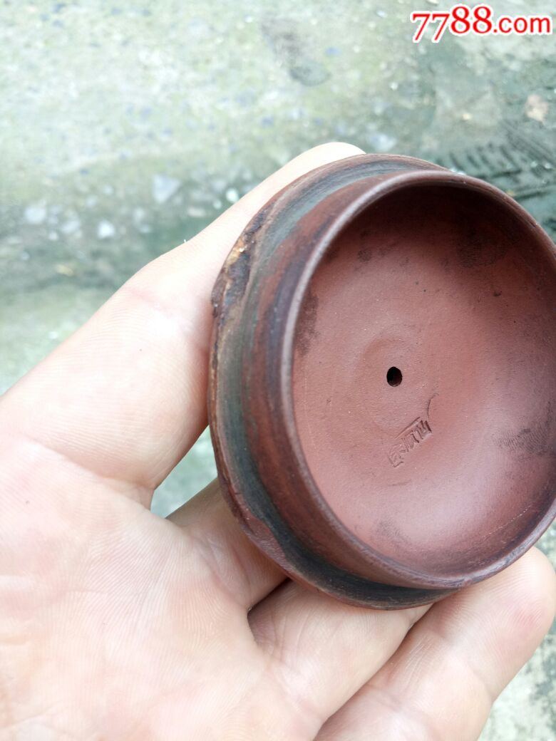 "余顺仙制",彩塑紫砂壶,盖有磕,其他完好