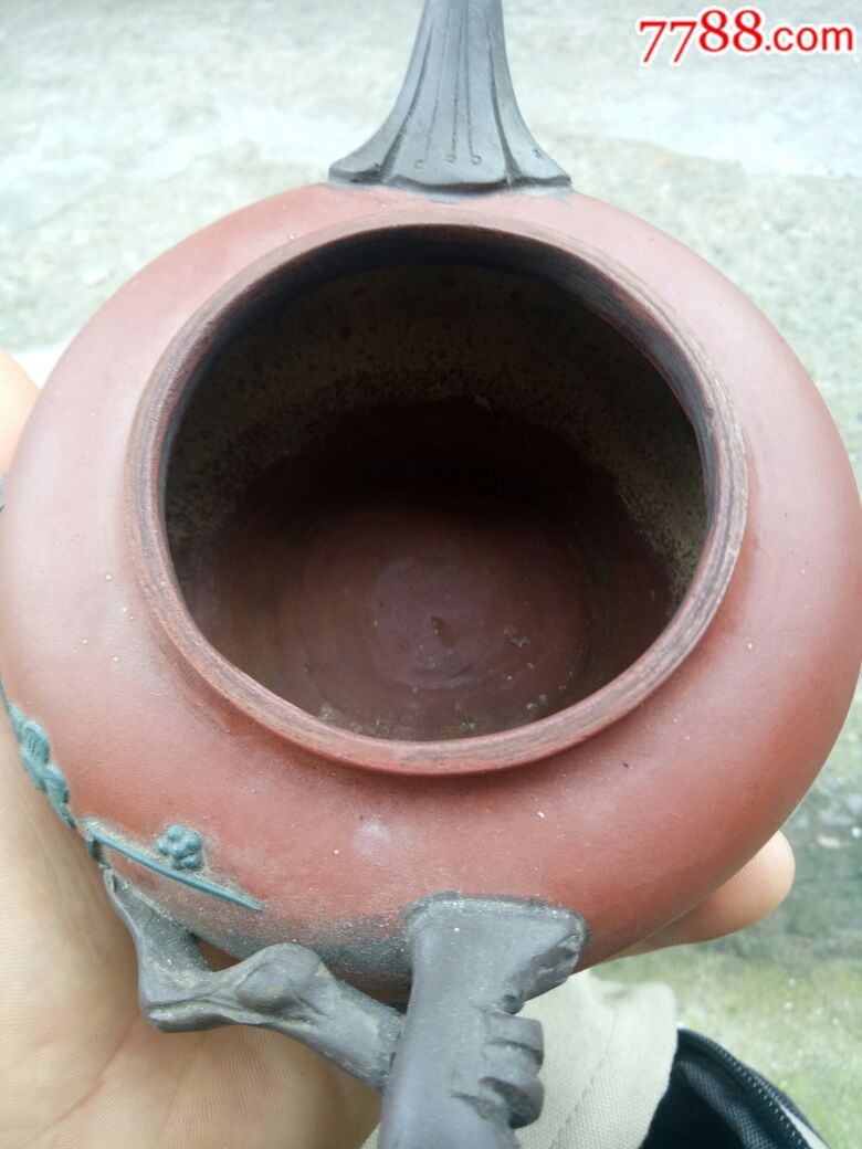 "余顺仙制",彩塑紫砂壶,盖有磕,其他完好