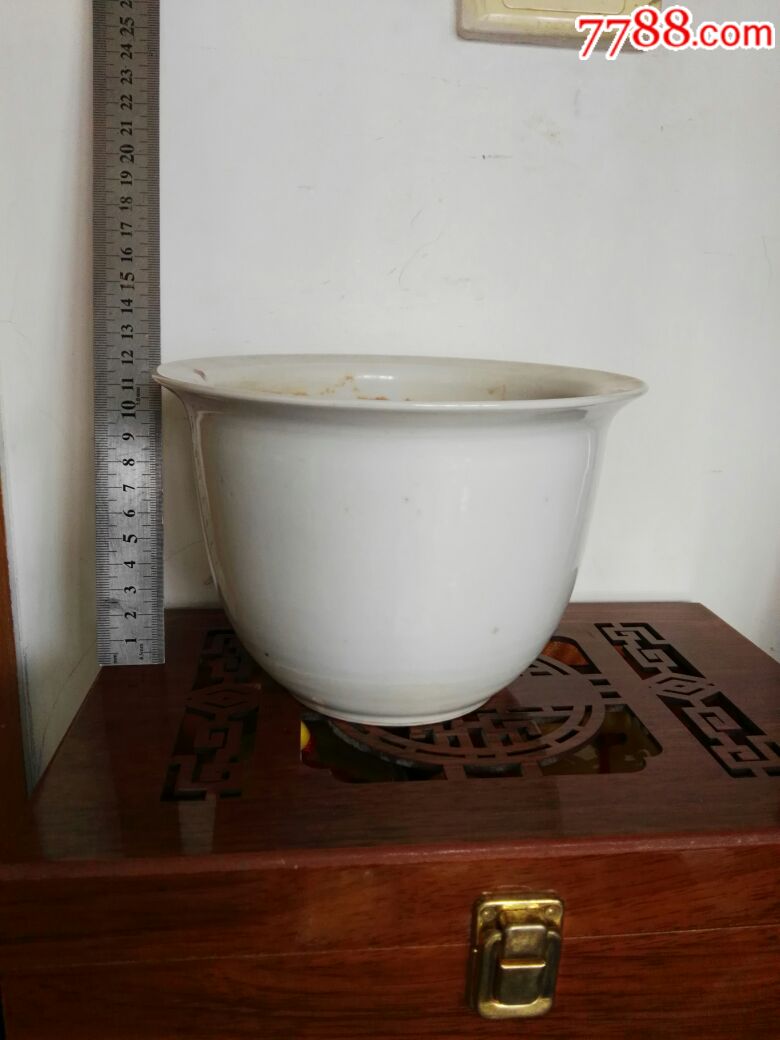 老的白瓷花盆