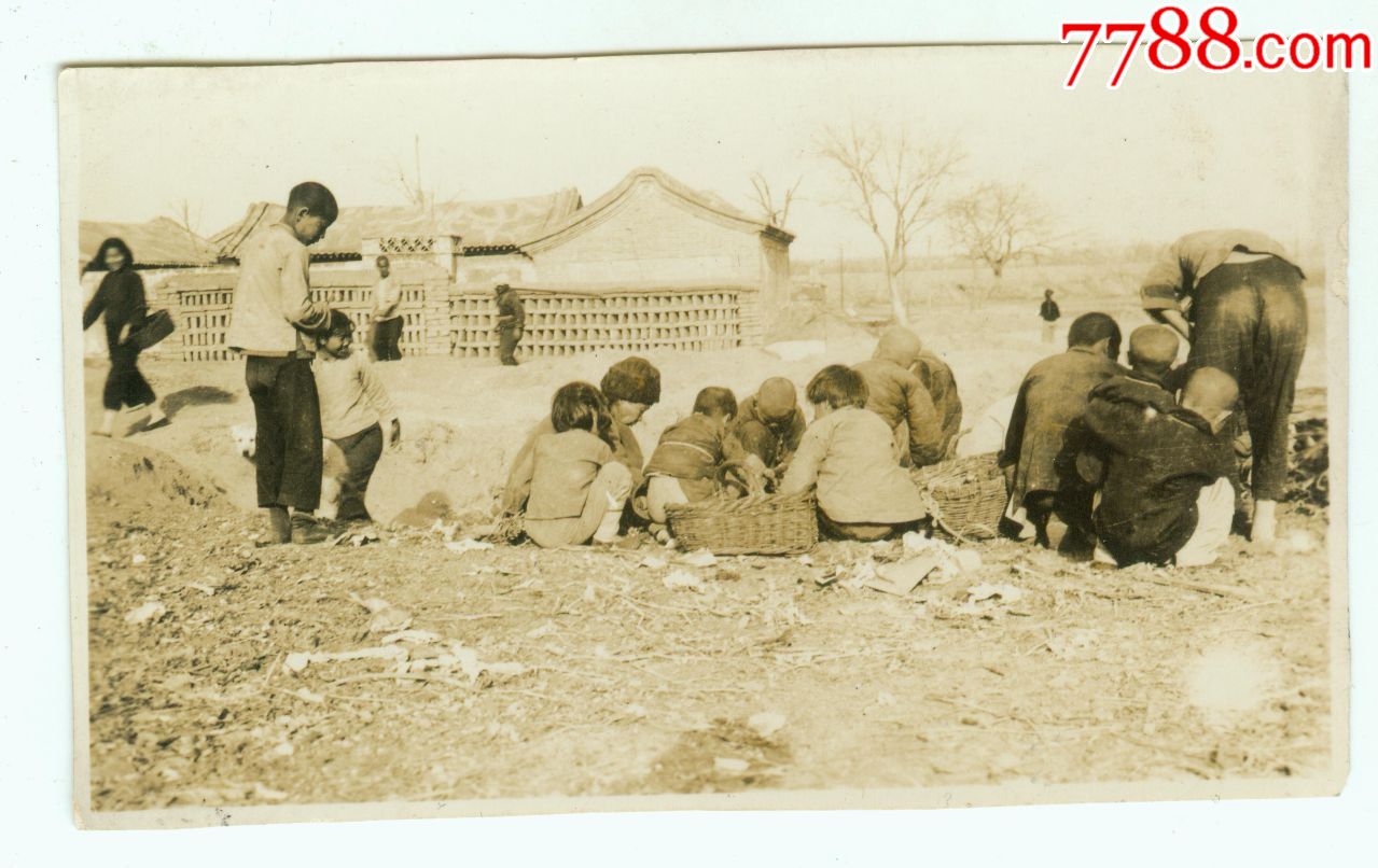 民國老照片-貧苦兒童由積土堆內撿煤之情形