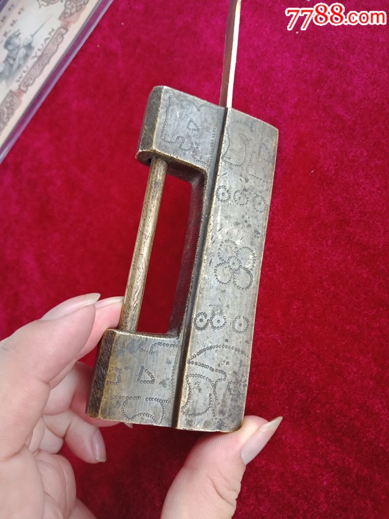 滚动鼠标滚轴,图片即可轻松放大,缩小更多"铜锁/铜钥