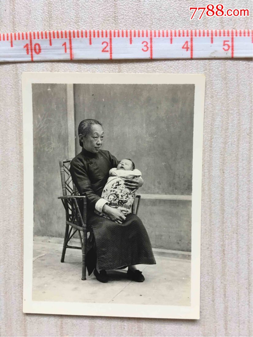 民国老照片小脚老太太抱小孩