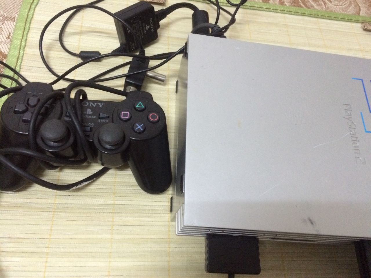 一台银色sony索尼-ps2scph-50009电视游戏机(3天拍哦)