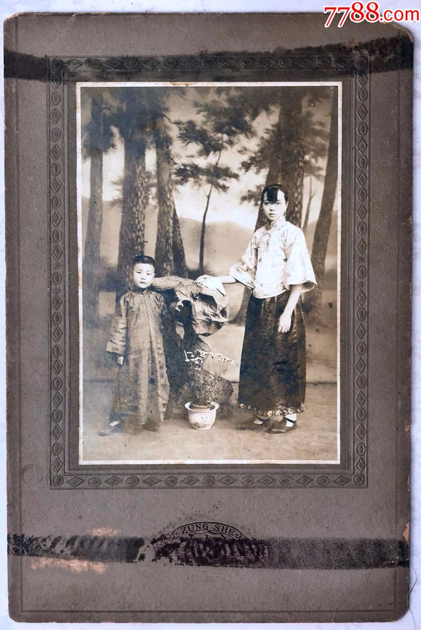 民国早期(1927年)拍摄的母子合影照