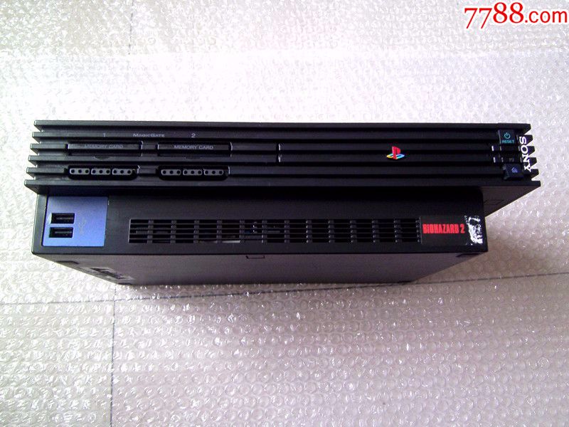 早期索尼ps2游戏机,台湾产日版50007型,开机中