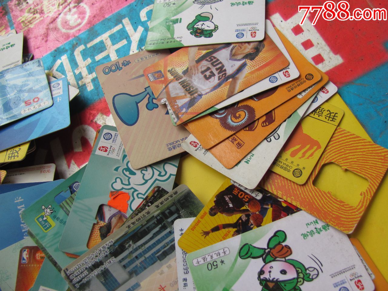 好几百个2斤3两重的电话卡一堆