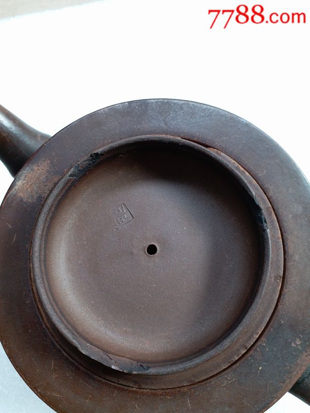 周建伟紫砂壶,壶盖有磕碰,底有冲线不漏水