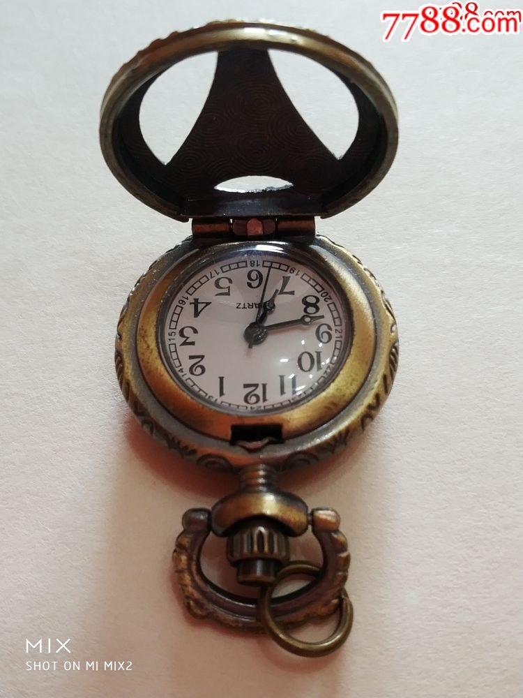 艾弗尔铁塔-小怀表--直径2.6厘米--表盘有字母--quartz