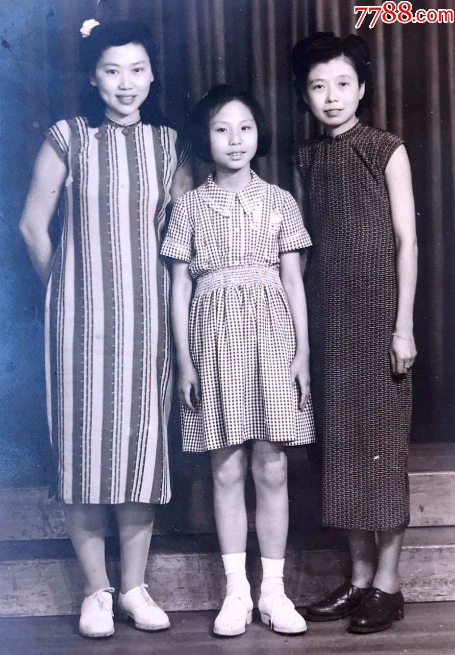 民国上海国际照相馆拍摄的美女合影照