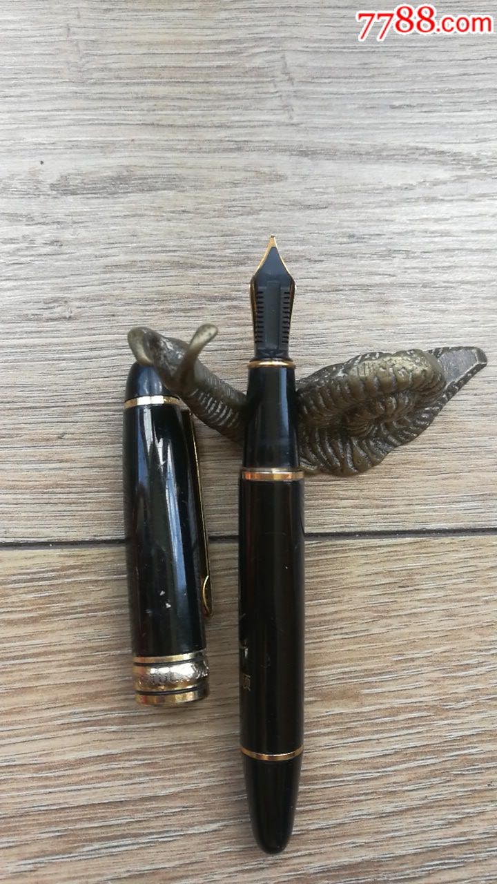 粗大钢笔一只