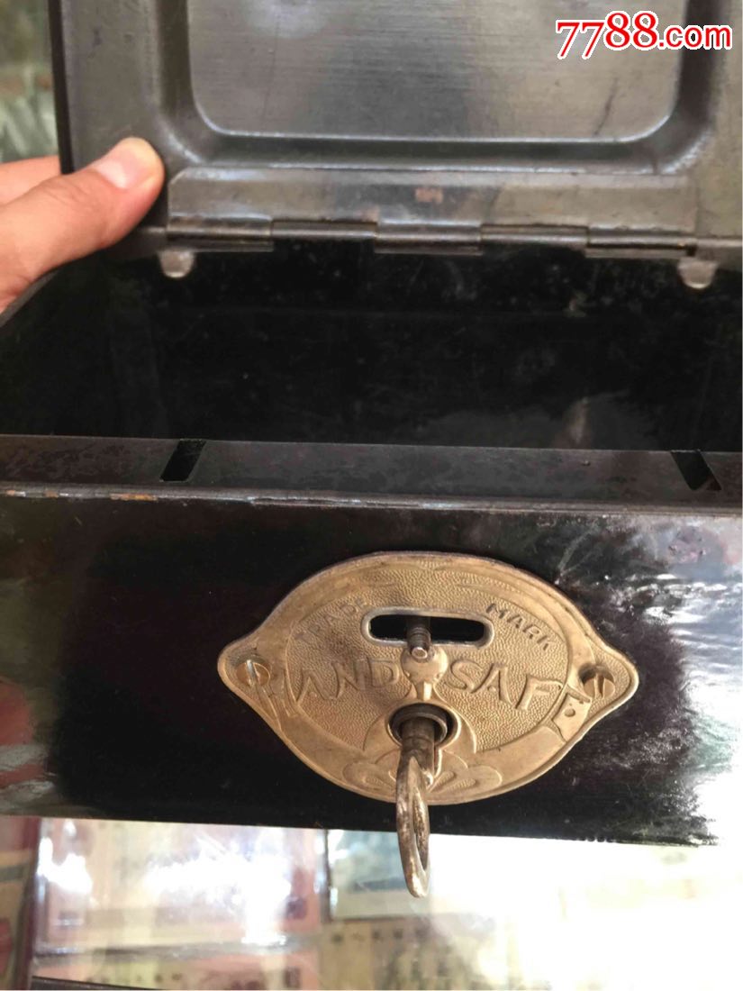 民国时期《手提式保险箱》