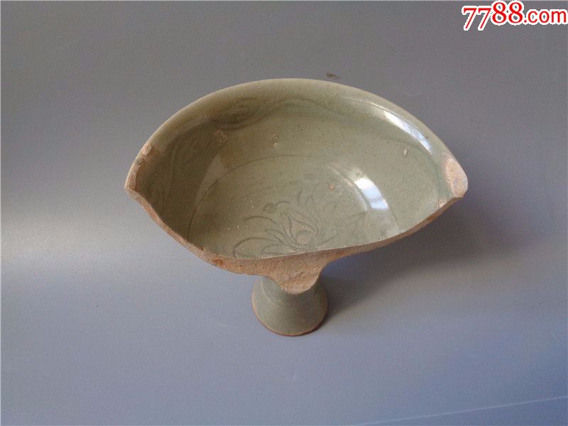 元代龙泉窑莲花变形莲瓣纹高足杯瓷片