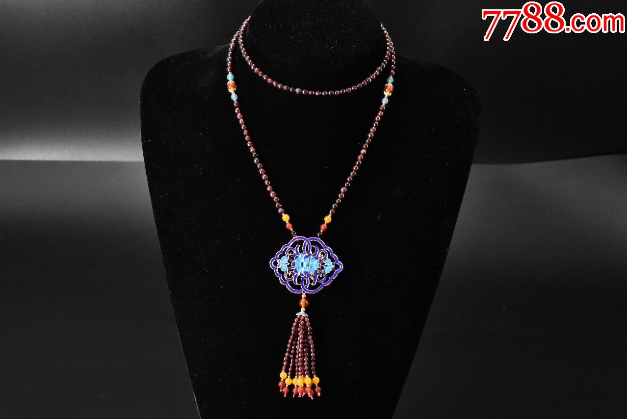 石榴石项链,吊坠为景泰蓝,周长72厘米,景泰蓝尺寸4.55*3.6厘米