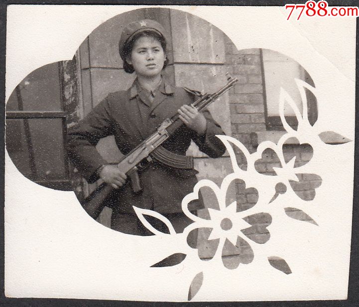 文革挎枪女军人