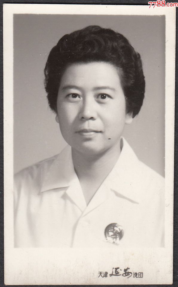 文革戴像章照片