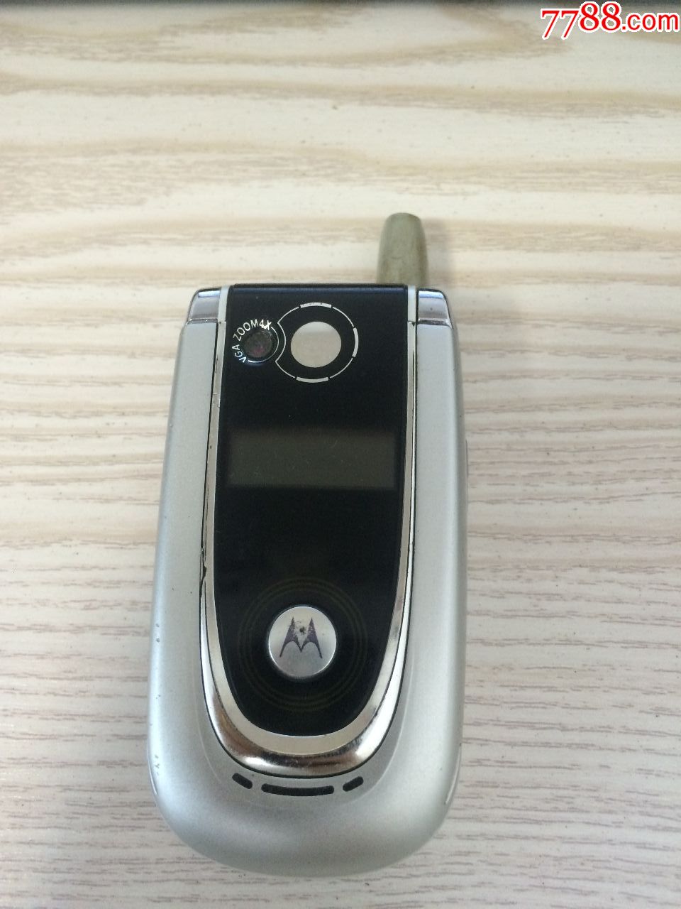 一个经典摩托罗拉motorola,v600翻盖手机.